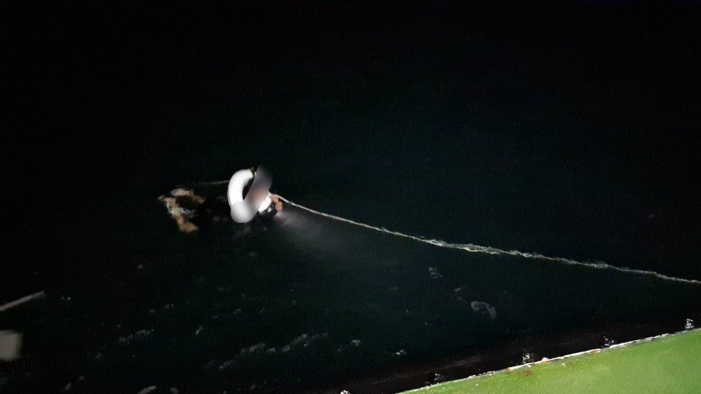 男子澎湖海邊戲水漂流海面5小時　海巡救援上岸
