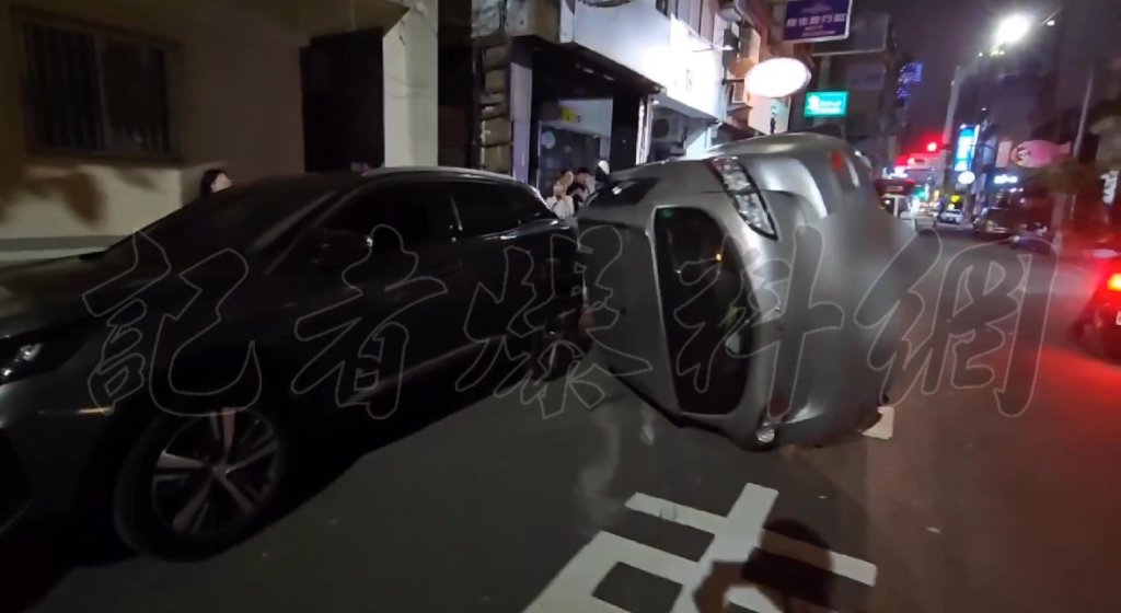快訊／烏龜烏龜翹！高雄男「街頭逆向狂飆」撞3車側翻