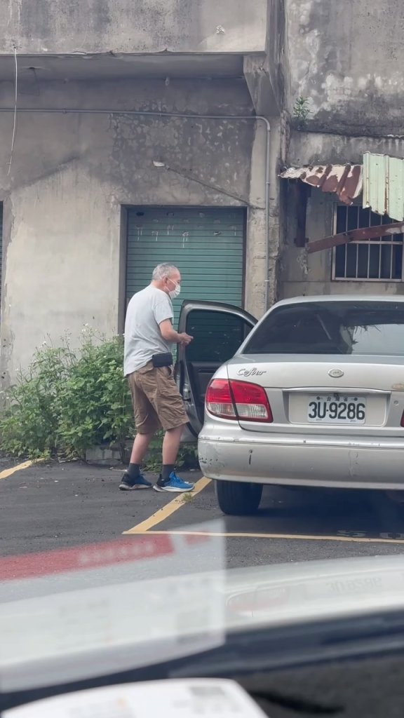 高齡駕駛倒車5分鐘引網友憂心　警方追查竟是吊銷駕照仍上路