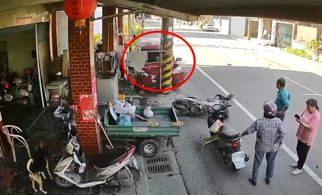 驚悚一瞬！紅車高速追撞女騎士　目擊婦人當場嚇傻：人被推著衝撞電線桿