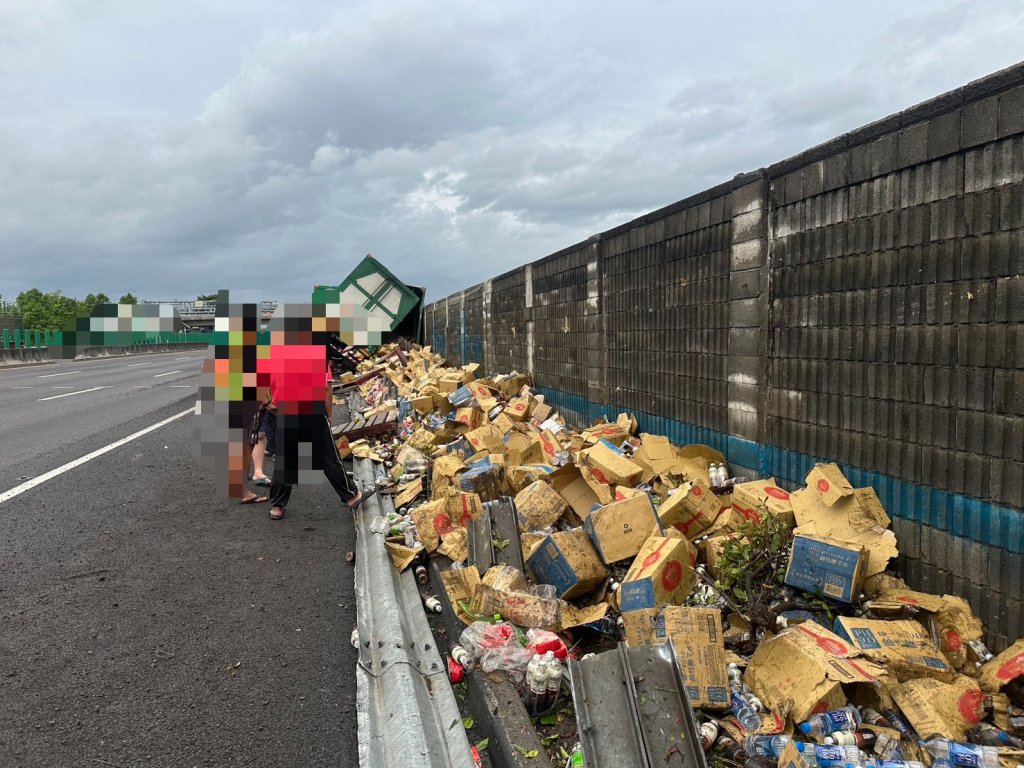 國道1號斗南路聯結車爆胎！　載運飲料散落封閉外側車道清除