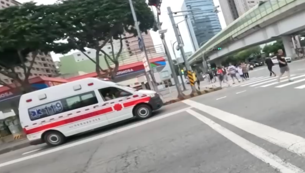台中救護車禮讓行人！ 　網轟：「停下來是怕撞到行人不是要你們繼續走」
