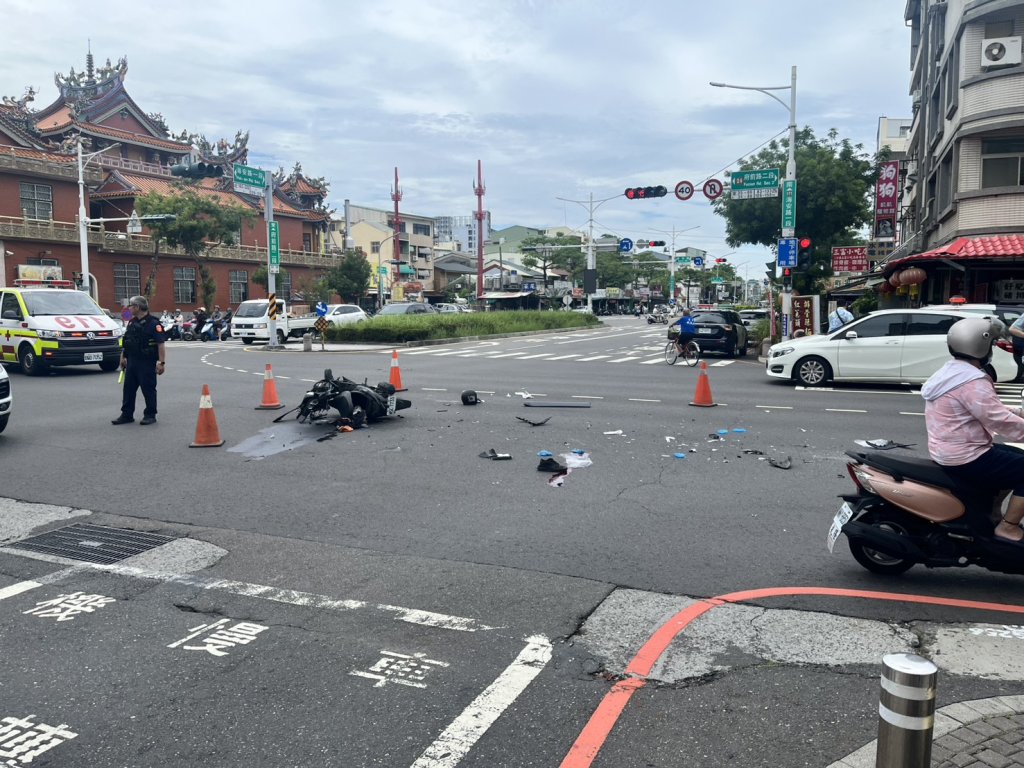 快訊／台南計程車疑「違規左轉」釀禍！機車雙載猛撞噴飛　1命危1重傷送醫