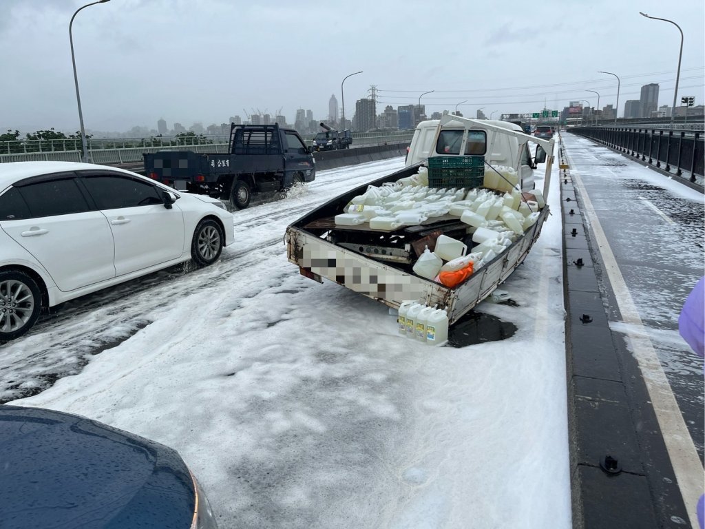 華江橋變泡泡車道！載清潔劑貨車遭追撞　大量泡沫擴散形成一片雪白奇景