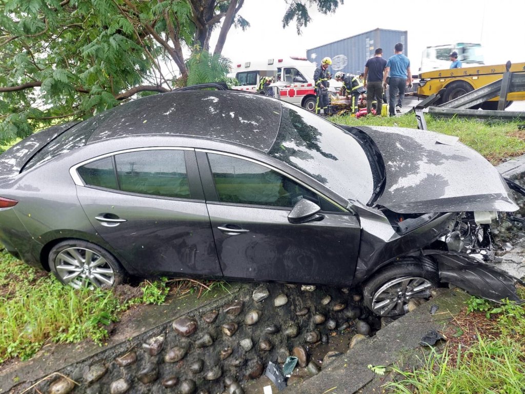  疑天雨路滑釀禍！國道3號自小客車撞破護欄墜邊坡　女駕駛受傷送醫