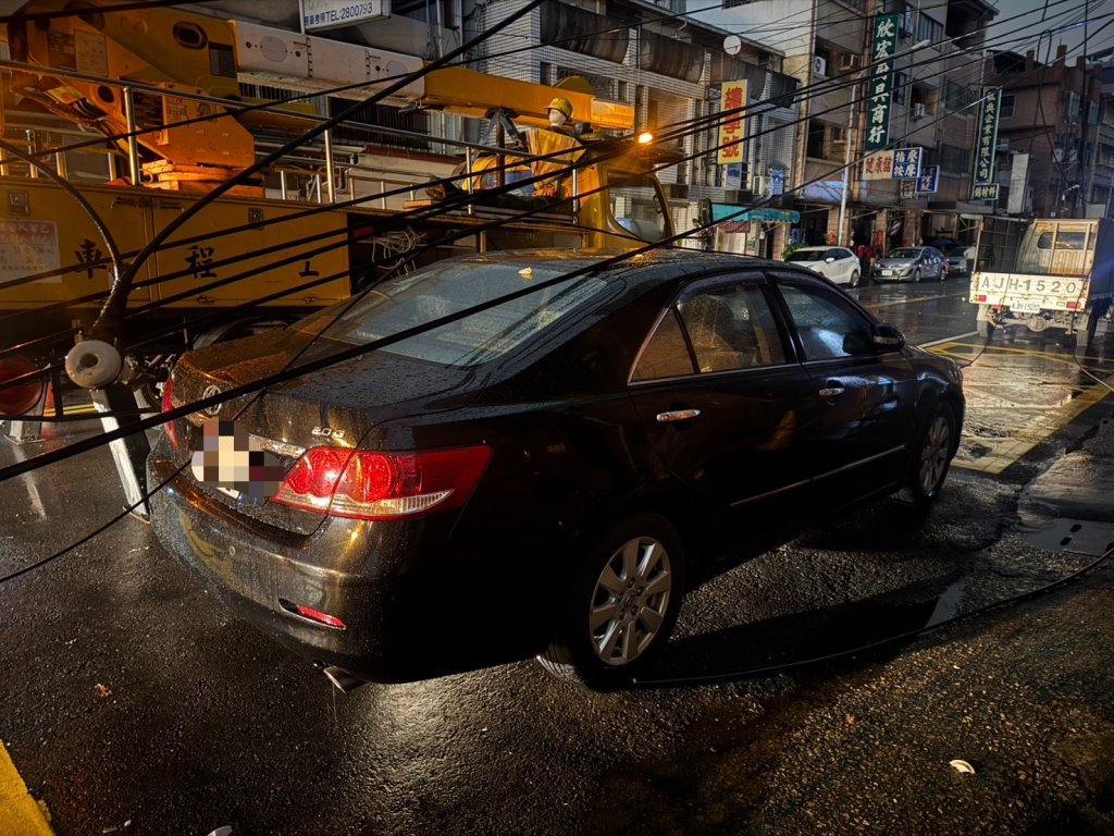 台中大里大雨滂沱電線垂落釀689戶停電！　估今日中午修復