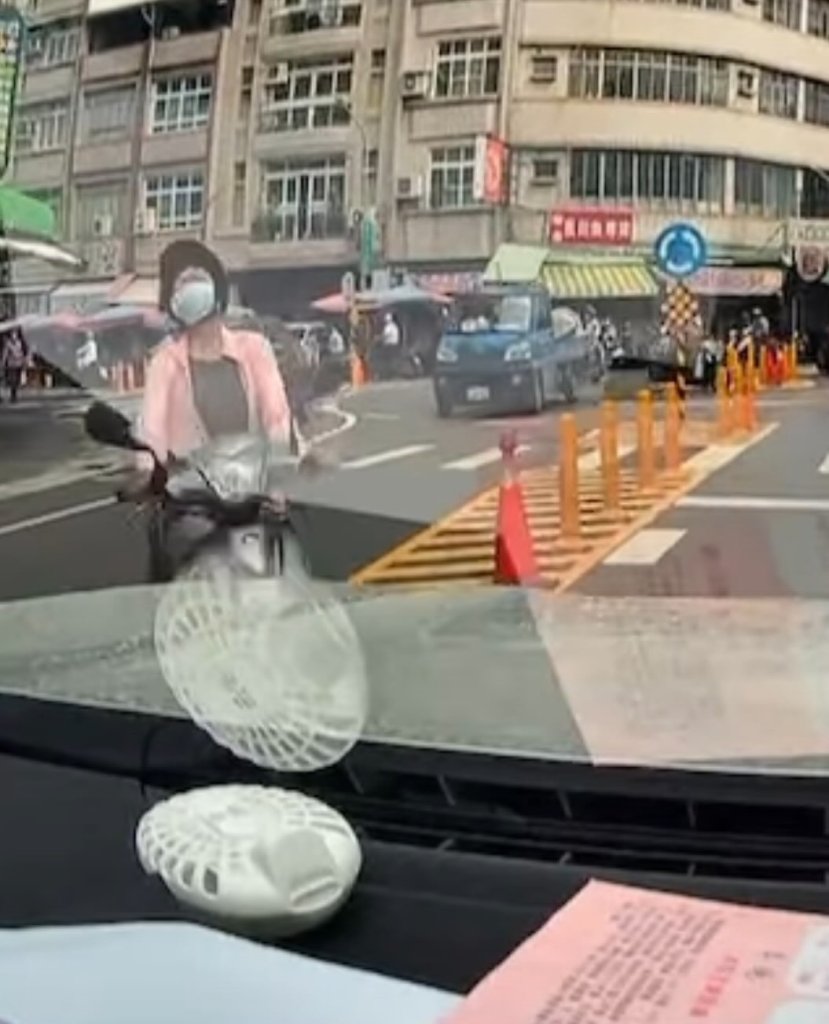 影／女騎士橫穿馬路逆向撞BMW　跟警抱怨「他撞我」被行車紀錄器打臉