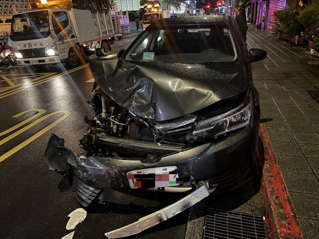 疑疲勞駕駛釀禍　Uber司機連撞13車再撞行人