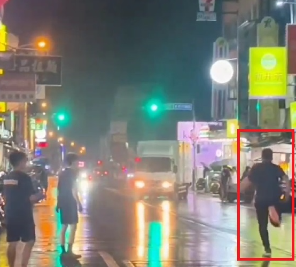 台中物流車手煞車未拉闖禍！　撞5輛機車民宅鐵製護欄被撞彎