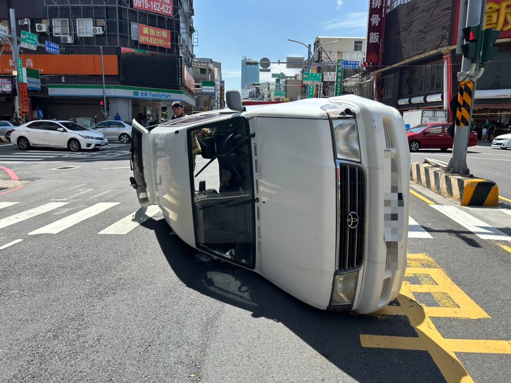 影／立蛋變立車！台南小貨車失控側翻卡路中　網笑翻：端午限定嗎？