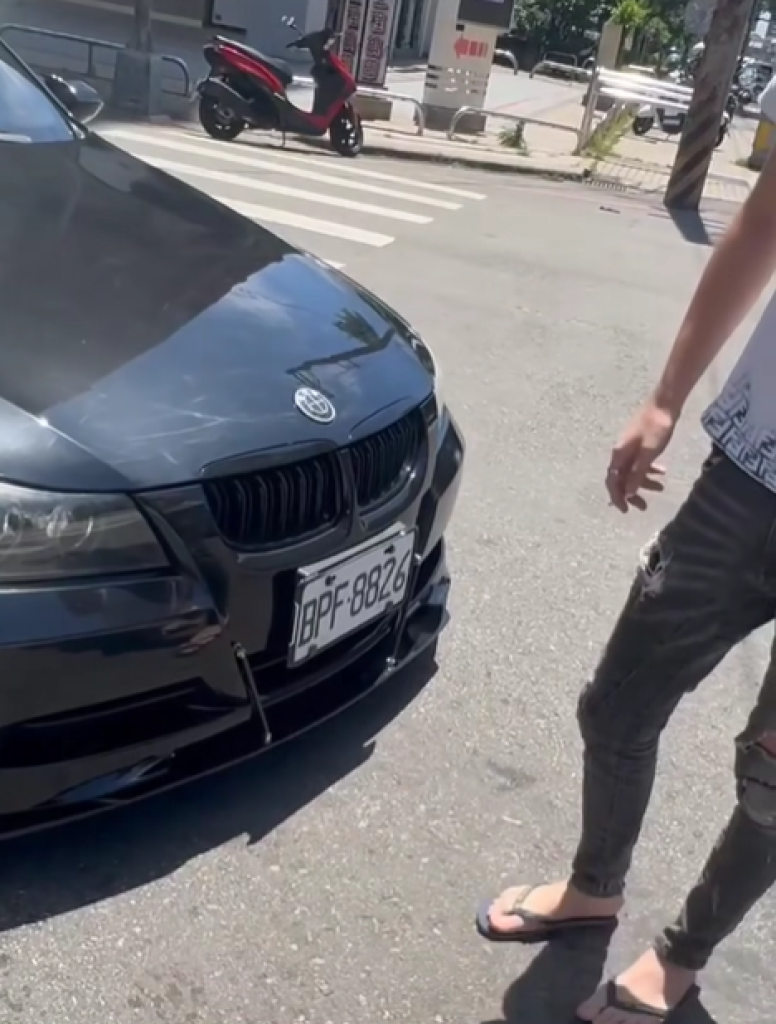 BMW駕駛斑馬線違停引糾紛 竟迴轉衝撞行人 警友會證引熱議