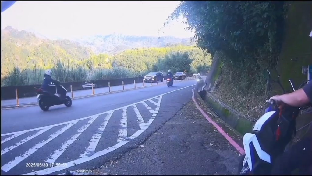 影／山道猴過彎人車噴飛！撞山壁後跌入水溝　網友：看了好幾次