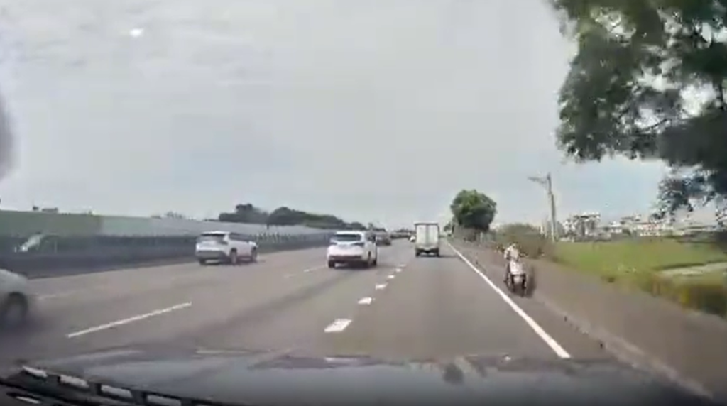 機車誤闖國道再添一例！阿嬤載童逆向行駛嚇壞用路人
