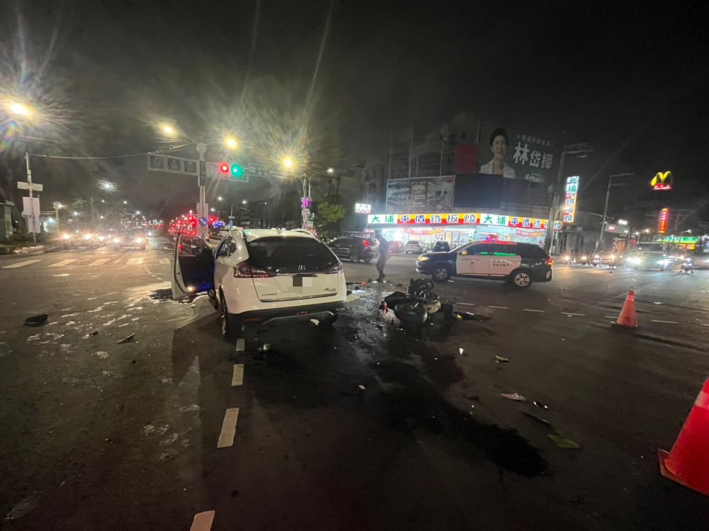 快訊／高雄晚間嚴重事故！重機「直撞」疑未禮讓左轉車 騎士當場OHCA