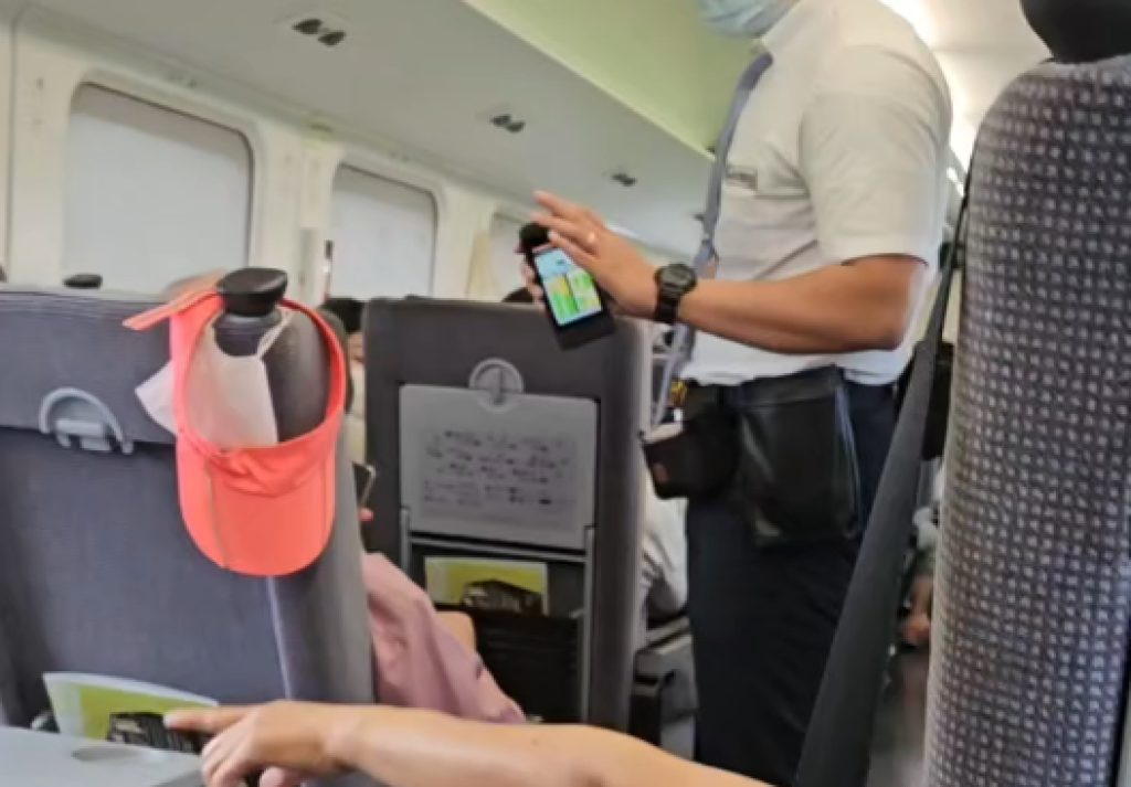 (更新)影／阿伯搭台鐵嫌冷遭乘客打臉！怒嗆列車長「垃圾」拒下車　網友：怕冷帶外套不會？