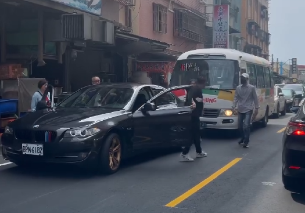 影／BMW違停被按喇叭！駕駛暴怒衝去敲公車玻璃　副駕女下車幫吵架　