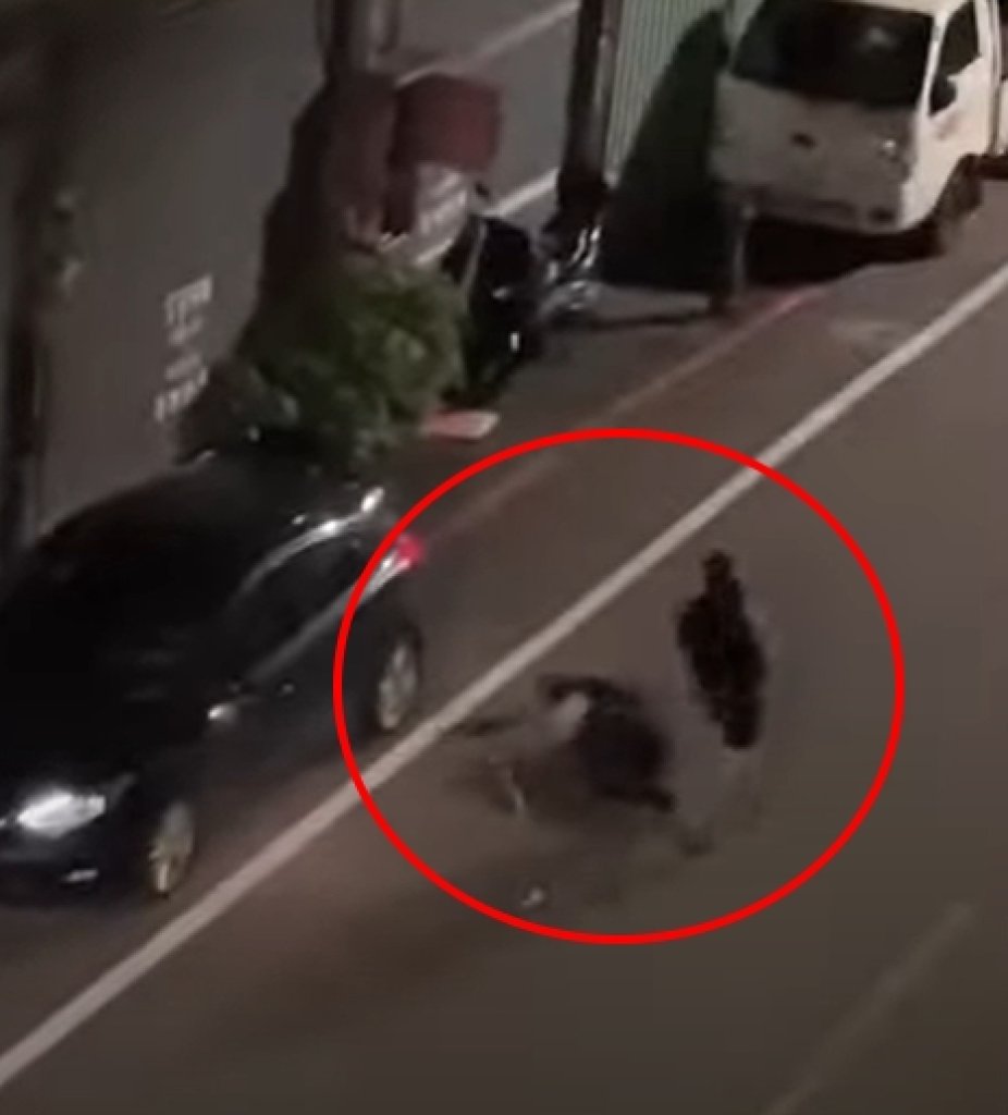 街頭暴力!中壢街友遭酒客狠揍倒地　畫面曝光網怒轟：太沒人性！
