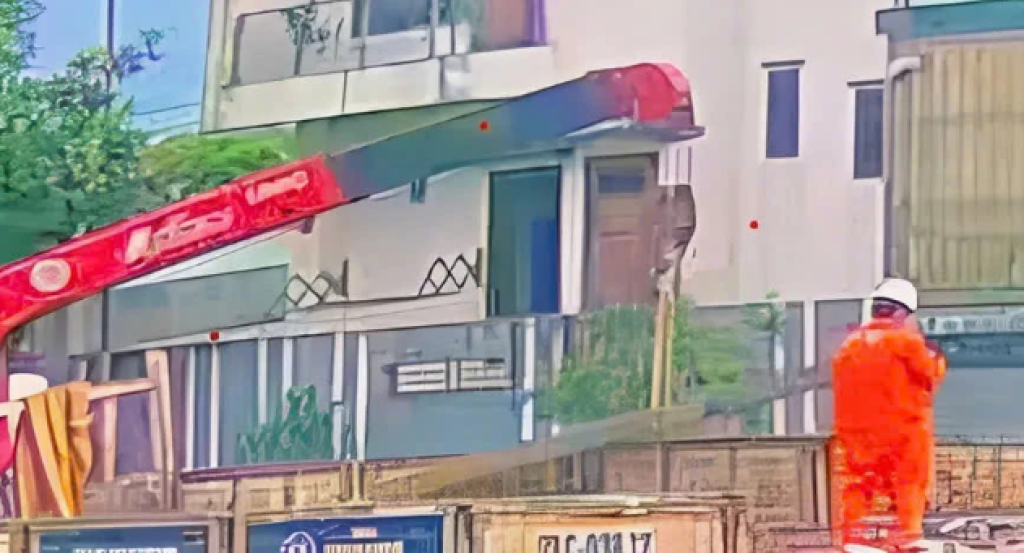 影／工安意外！吊車鋼纜突斷裂　電線桿掉落砸死越南工人
