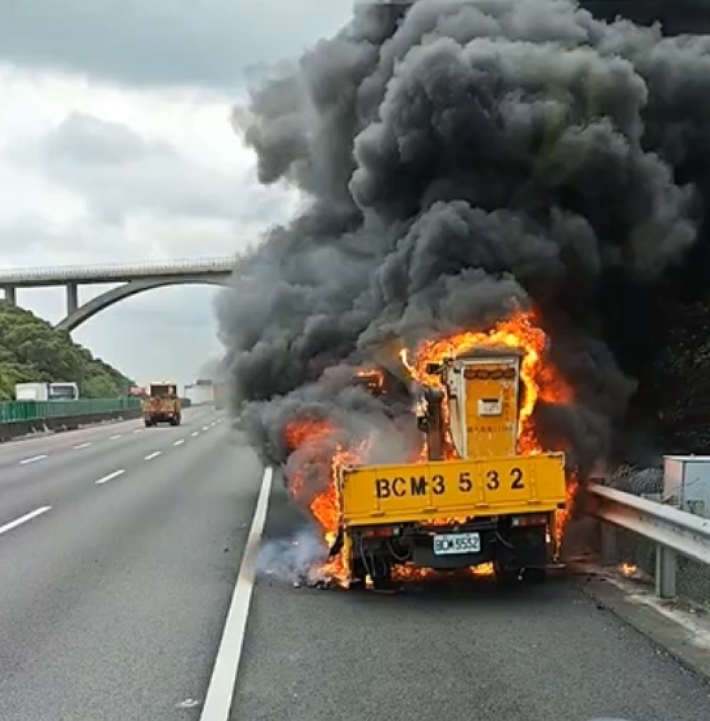 國道3號通霄路段火燒車！ 　工程車被烈焰吞噬濃煙沖天