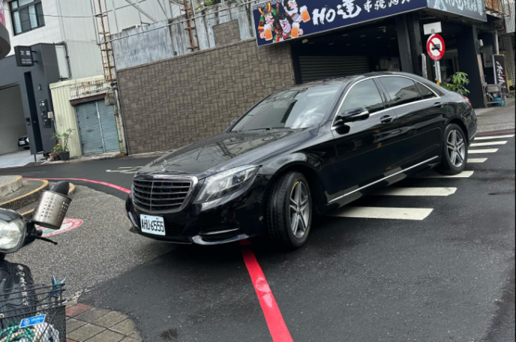 賓士橫停斑馬線上！駕駛疑下車看醫生　目擊者：台灣交通真的沒救了