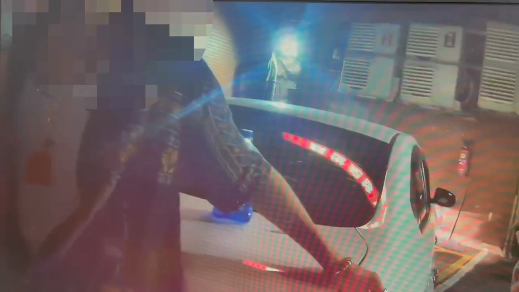 邊開車邊抽大麻！停車場狂撞柱　北市男拉扯2警害受傷