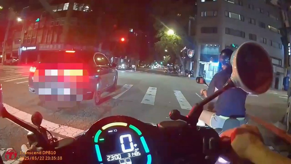 斑馬線上等紅燈！NOVA董座被抓酒駕　酒測值0.71