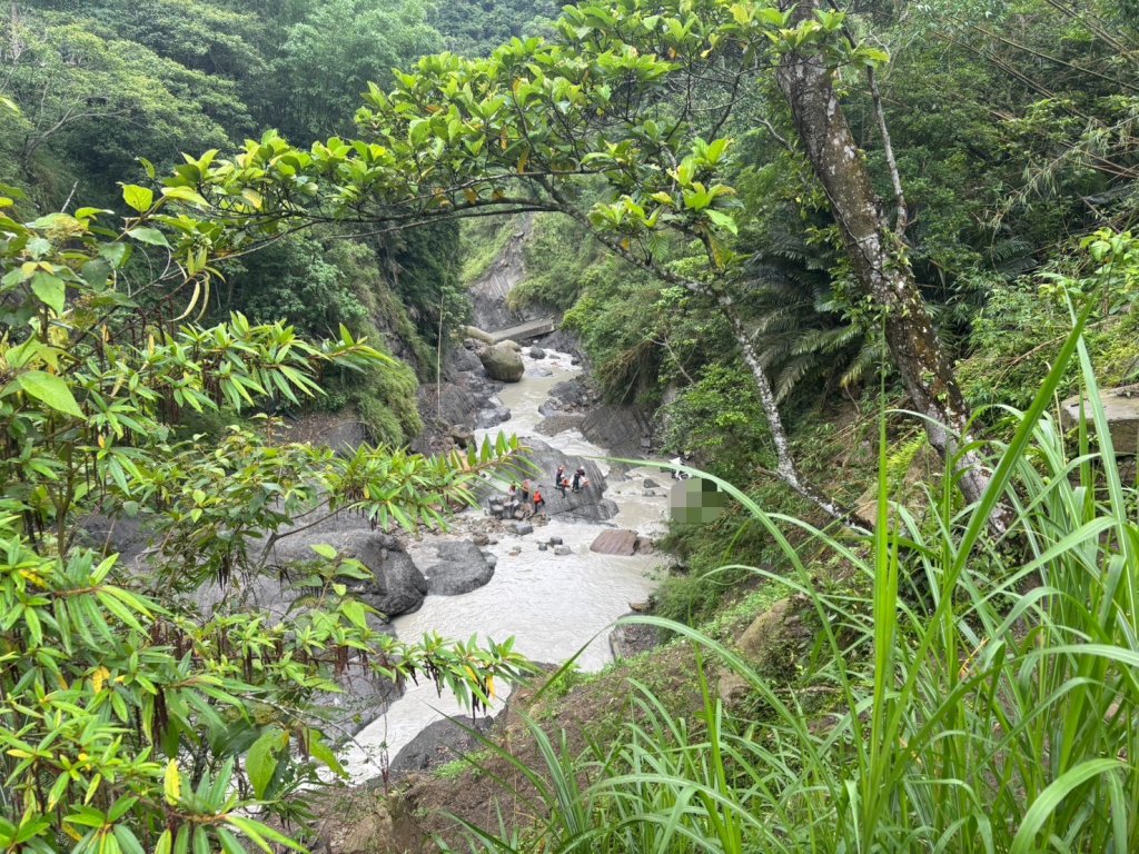 阿里山公路死亡車禍！　男子駕車墜落15米溪谷身亡