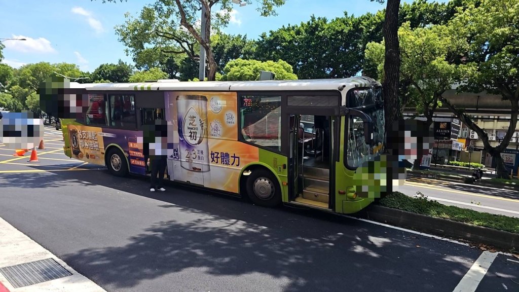 畫面曝光！北市公車不明原因衝撞分隔島路樹　7乘客受傷