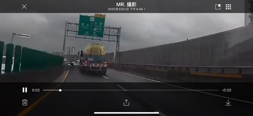 影/台88鹽酸槽車變換車道釀禍！小客車遭猛撞失控180度旋轉　兩人送醫
