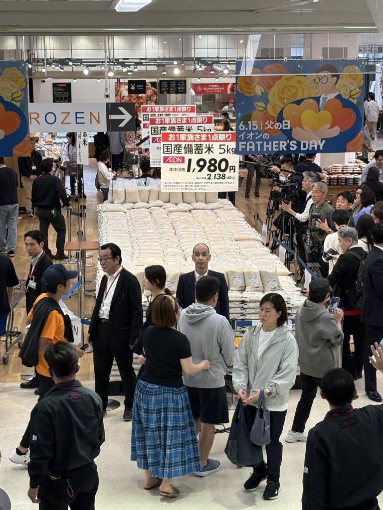 搶米風暴席捲日本！民眾徹夜排隊搶購儲備米　一包437元引爆搶購潮