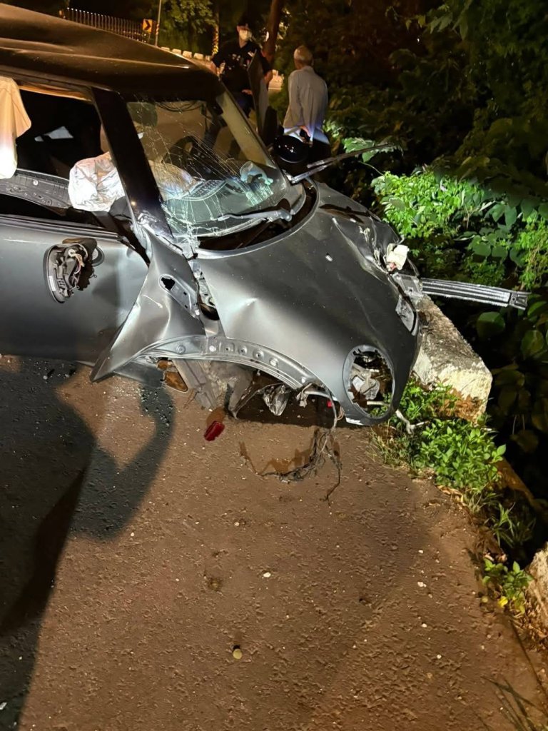 車全毀輪胎噴飛、引擎脫落！MINI深夜疑狂飆山路撞斷電桿