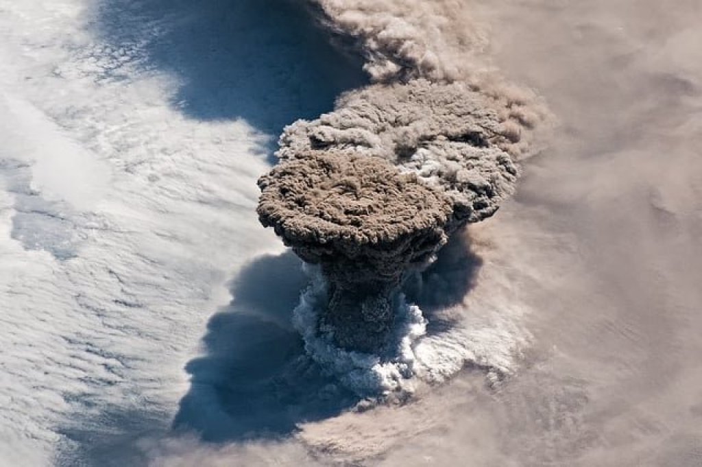 義大利埃特納火山猛烈噴發！火山灰沖天6.5公里　遊客驚逃「獅子谷」幸未受波及