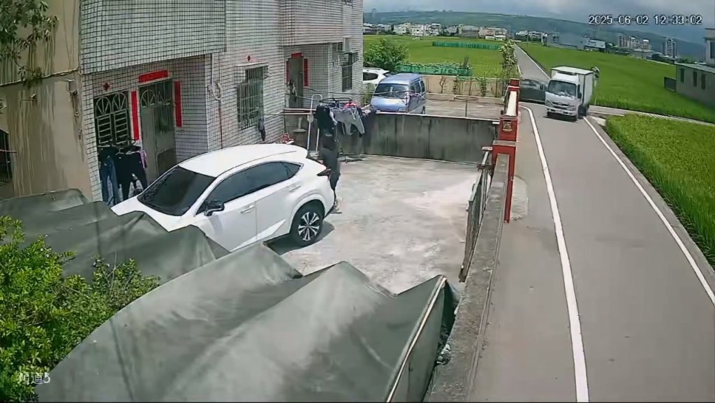 影／貨車、轎車十字路口擦撞衝破圍牆！住戶狗狗追駕駛引熱議　網友：阿嬤還騎著狗狗回家