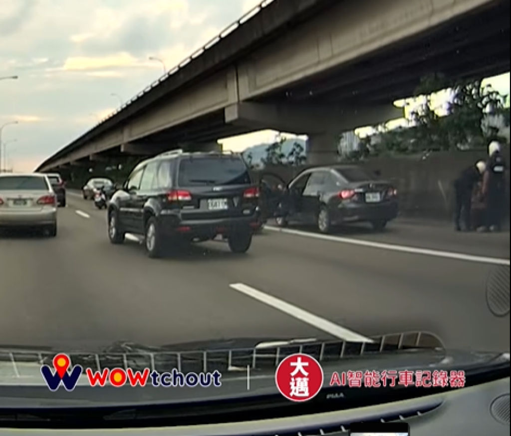 影／警用機車國道英勇追捕嫌犯 卻有人酸：警察違規上國道