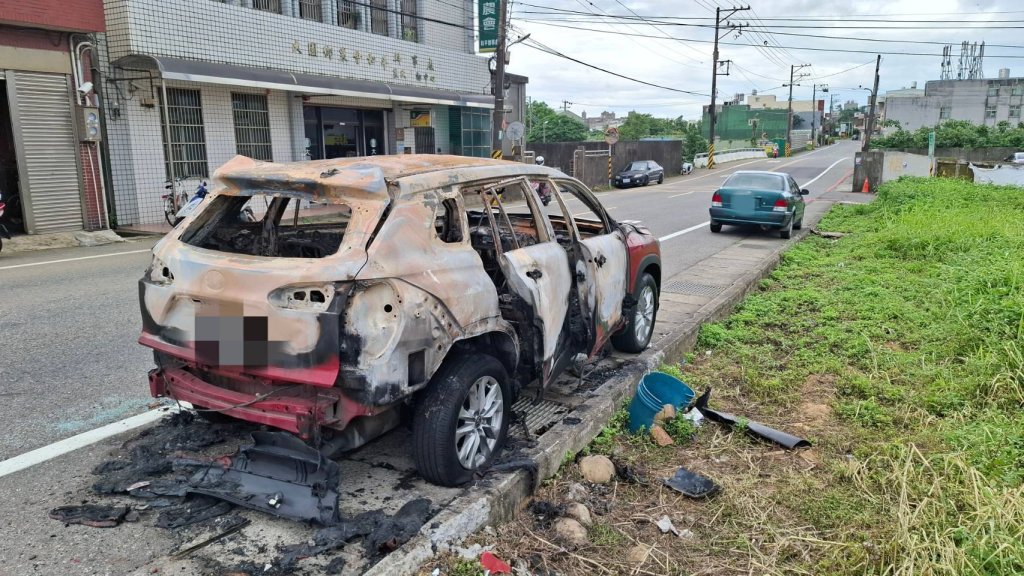招誰惹誰！桃園大園區停旁休旅車疑遭縱火　車內還被丟石頭