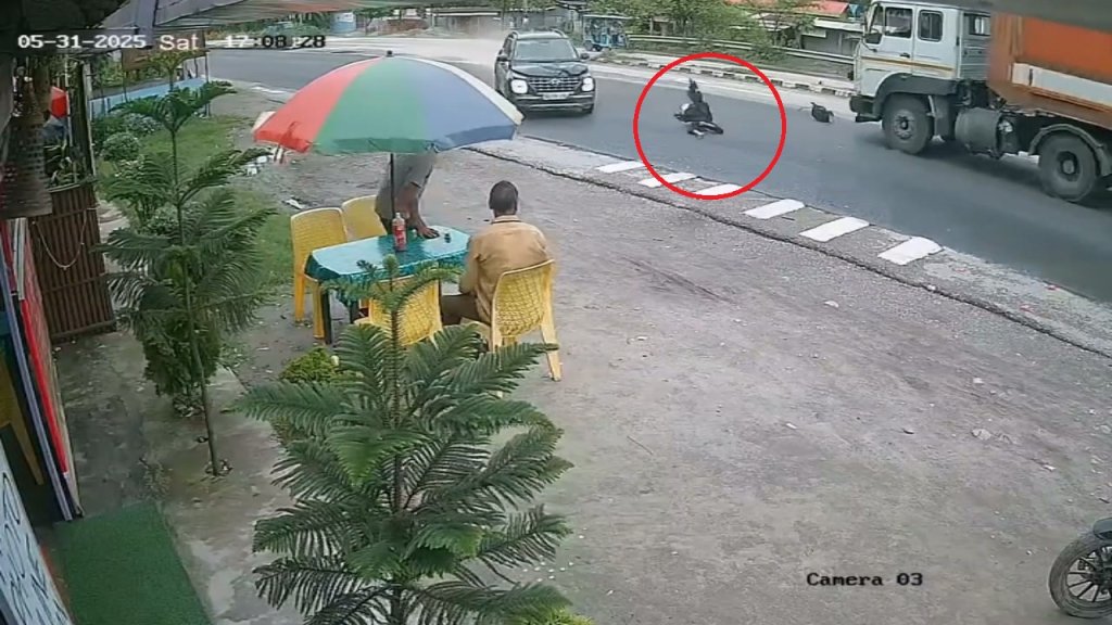影／驚悚死亡車禍！印度懷胎3月孕婦遭撞噴對向　遭卡車輾成肉泥雙亡