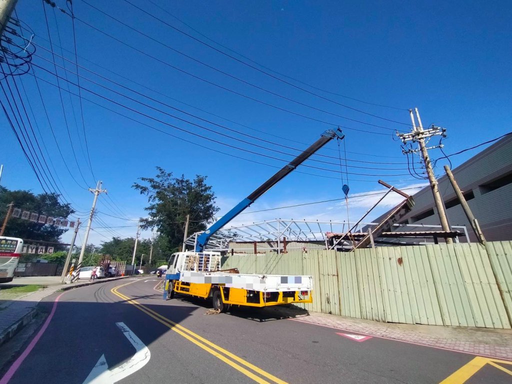 桃園回收車司機「吊廢鐵」觸電身亡　疑吊臂遭風吹碰觸電線釀禍