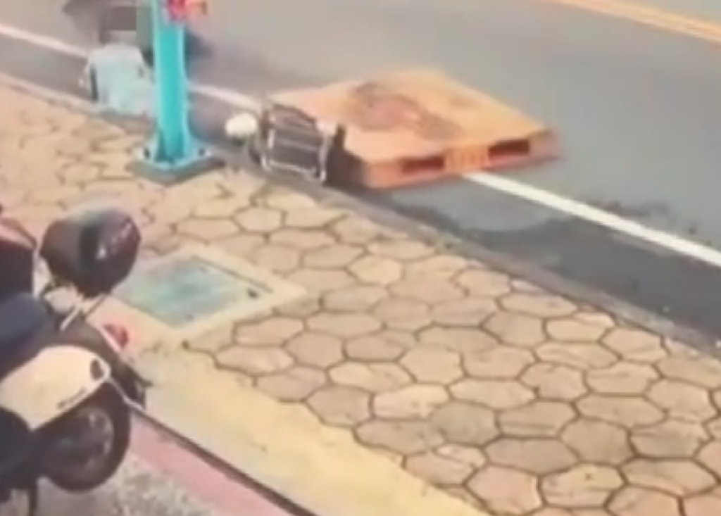 花蓮鳳林鎮棧板貨車掉落砸中女路人！　駕駛無照開車