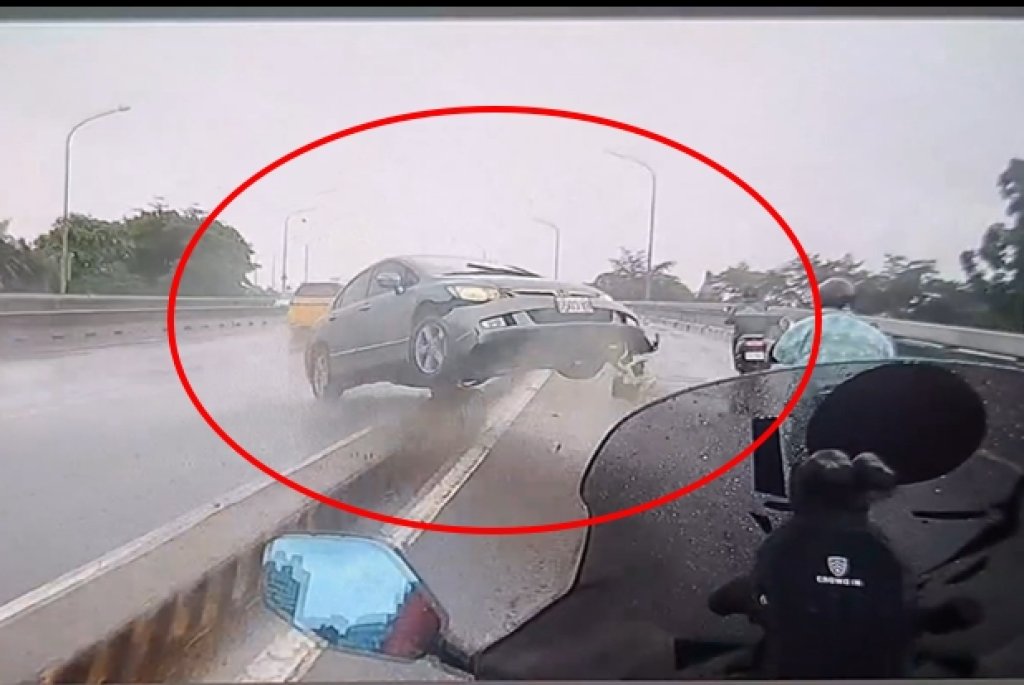 影/轎車雨天失控衝進慢車道！高雄高楠陸橋驚險一瞬　阿嬤與騎士險遭波及