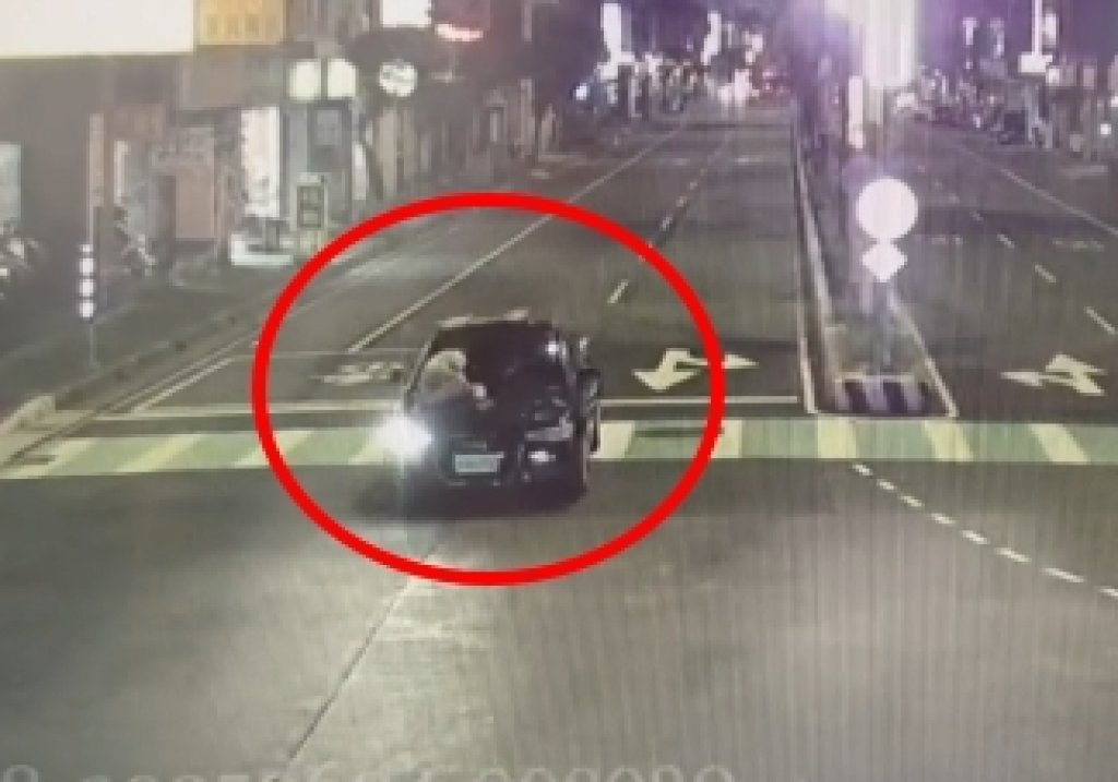 影/中和情侶爭吵!女怒駕愛車男趴車頭 路口打轉三圈將人甩離落地