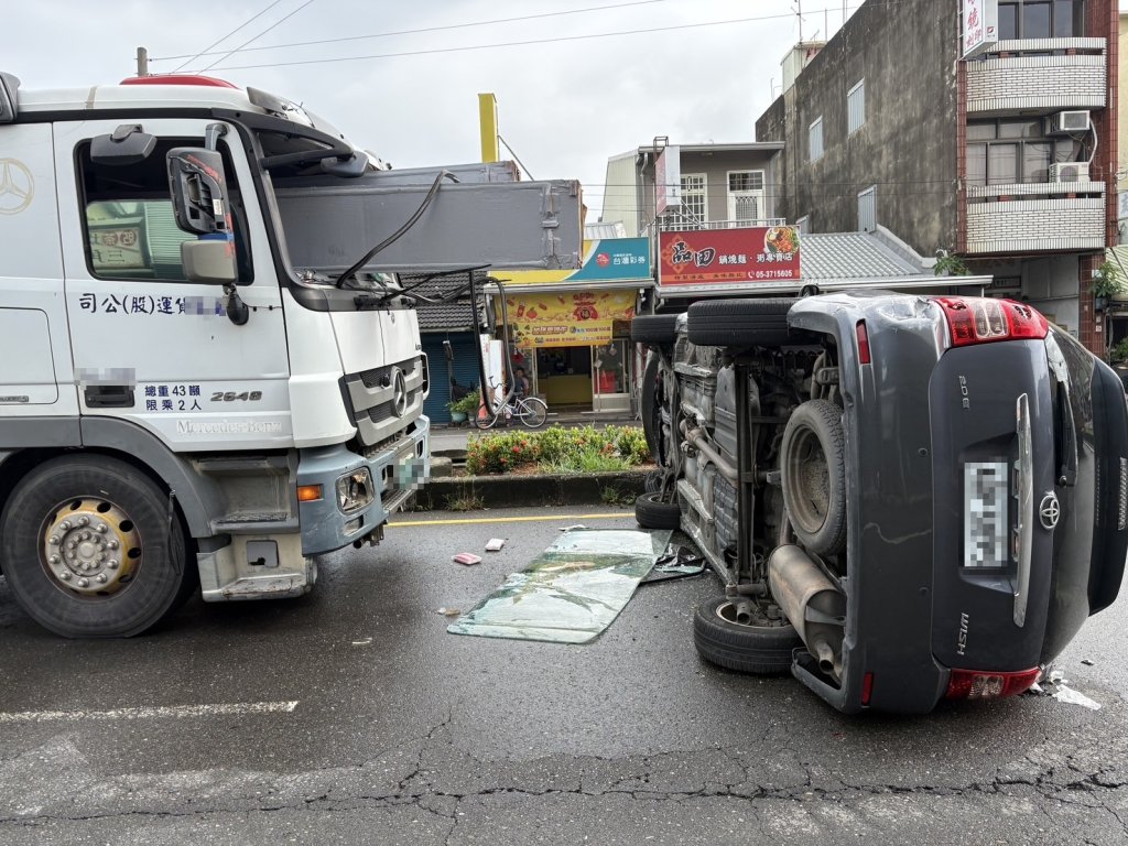驚悚！嘉義拖板車追撞車上鋼骨噴飛插穿擋風玻璃　直擊民眾：駕駛恐怕嚇到挫尿
