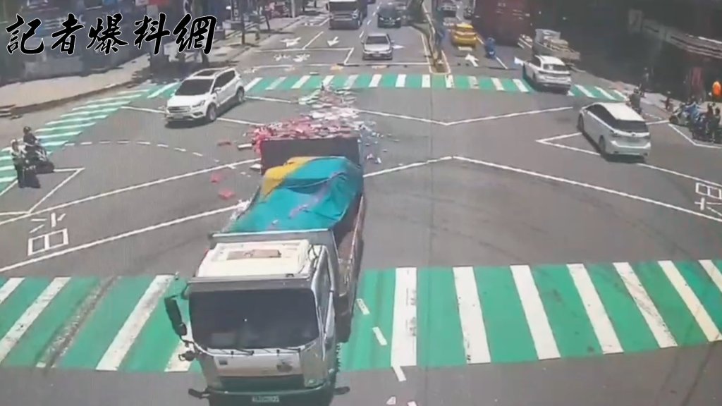 大馬路上滿地「必魯」！貨車未固牢貨物鬆脫釀交通混亂