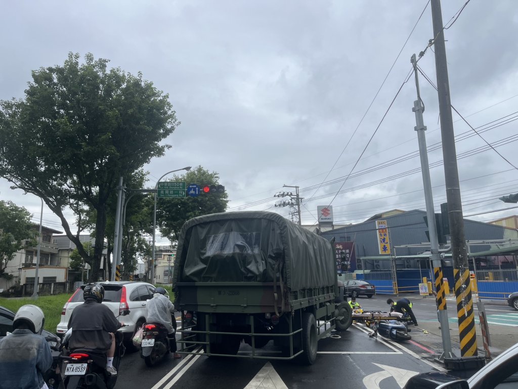 新竹軍車車禍！陸軍特戰指揮部軍用車撞倒機車　騎士倒地受傷