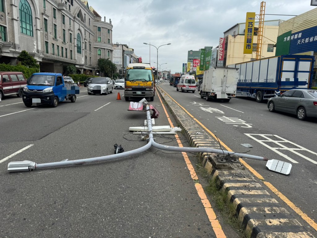 彰化中央路連環車禍 自小客車撞分隔島路燈釀三車受損 一駕駛輕傷