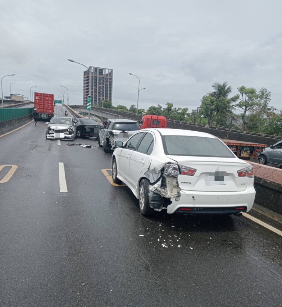 變換車道不當釀禍！ 　國道1號5車相撞2人受傷