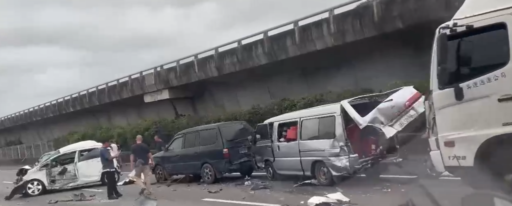 前方堵車未保持安全距離闖禍！　國道1號中壢路段8車相撞釀2傷