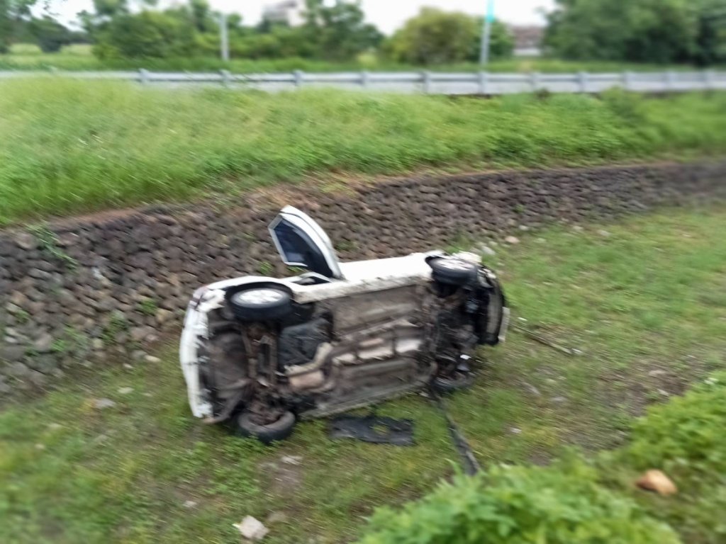 宜蘭6旬婦清晨開車突爆衝　衝落3米邊坡稱剎車失靈為閃車釀禍
