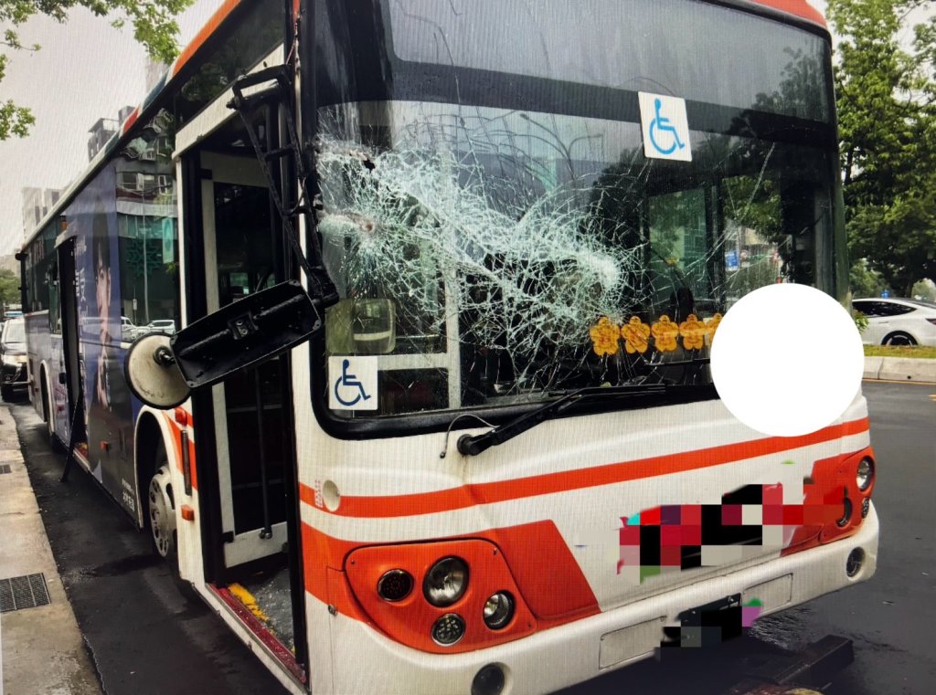 北市曳引車載「凸出」車尾鋼條右轉　「掃碎」公車擋風玻璃