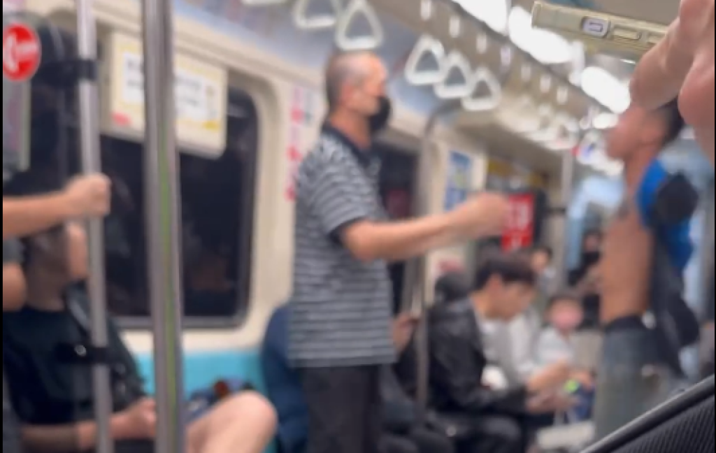 影／北捷座位糾紛？男乘客拉上衣露刺青　激動嗆阿伯「要不要坐」