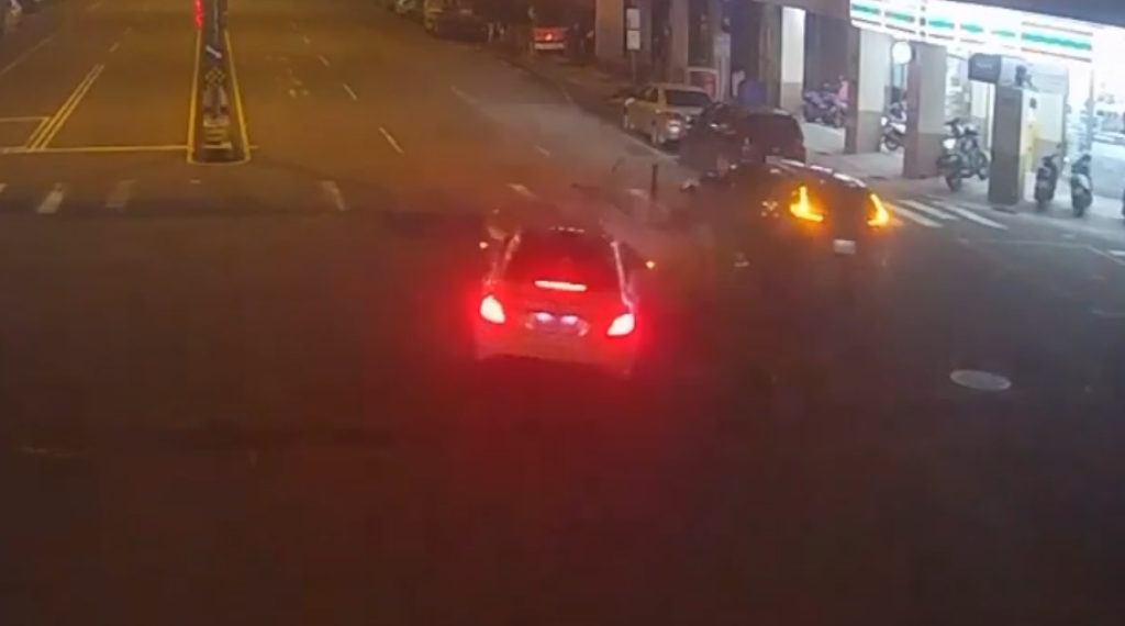 撞擊畫面曝光！台中4車連環車禍　路口轉彎車與直行車相撞另波及2車